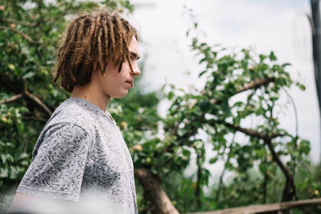 chico de perfil