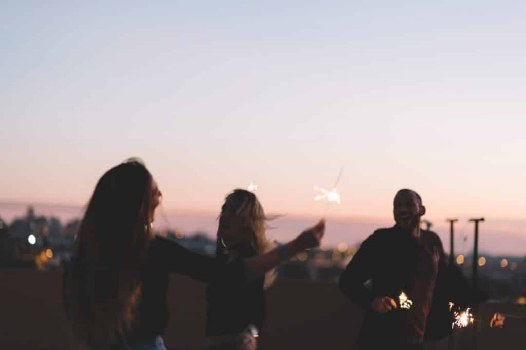 quedada con amigos por la noche