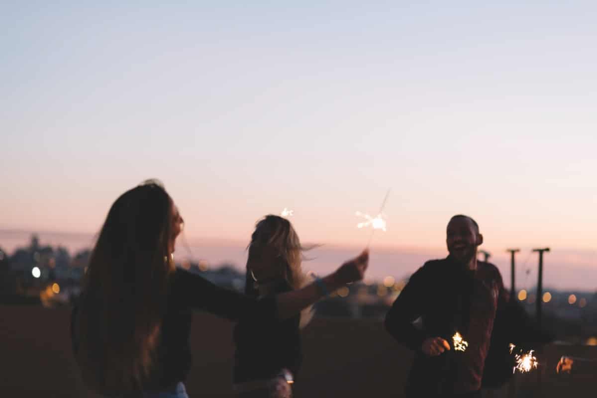 quedada con amigos por la noche