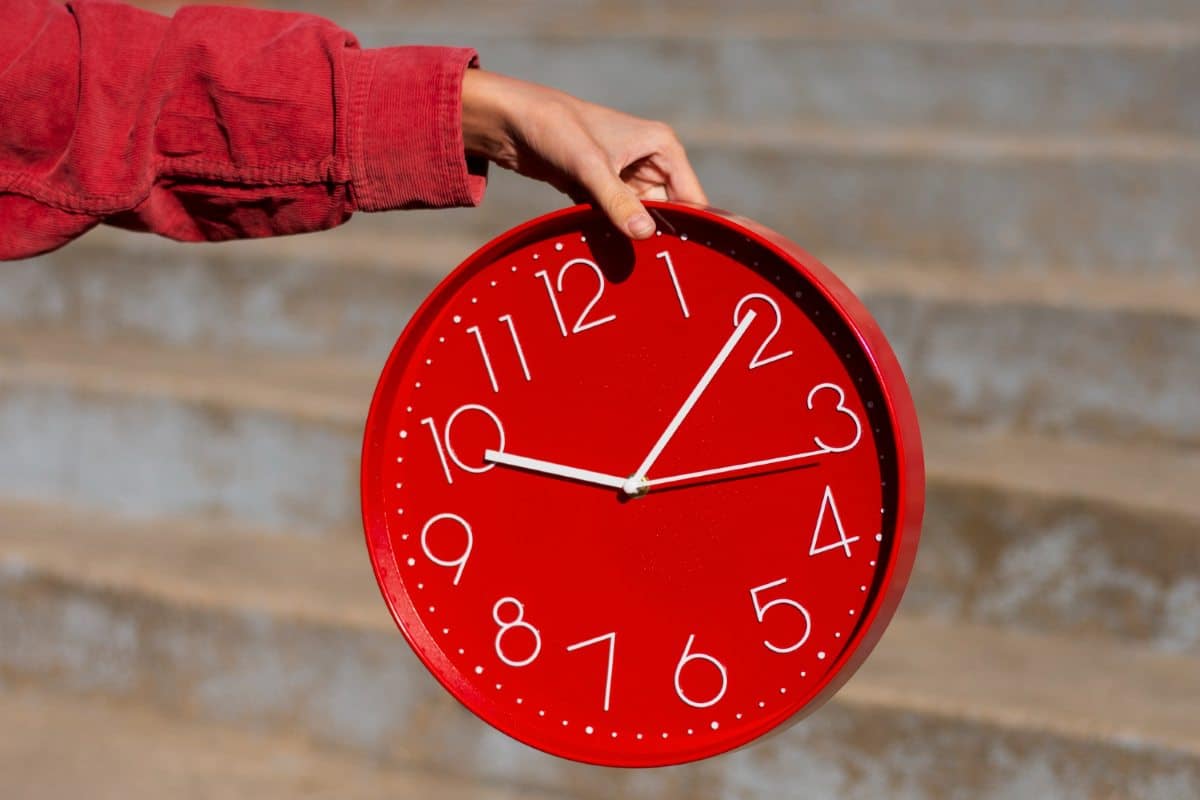 reloj rojo