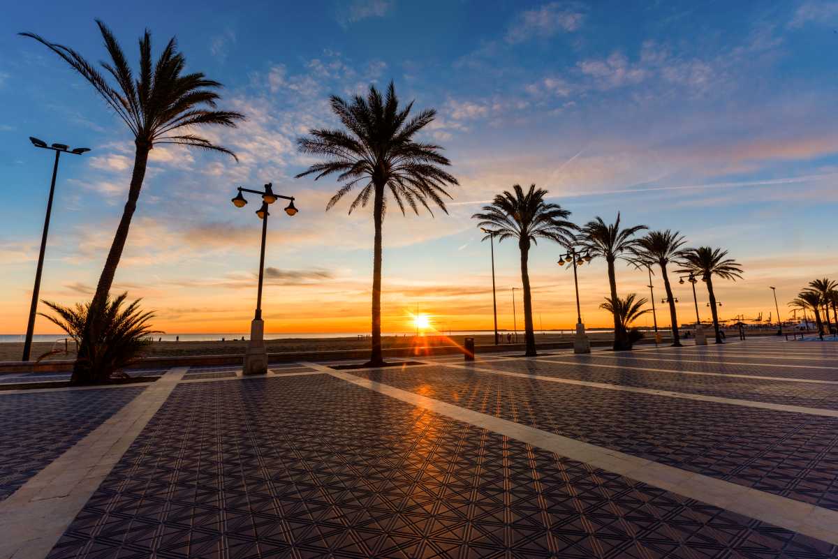 paseo-maritimo-en-la-ciudad-de-valencia-espana
