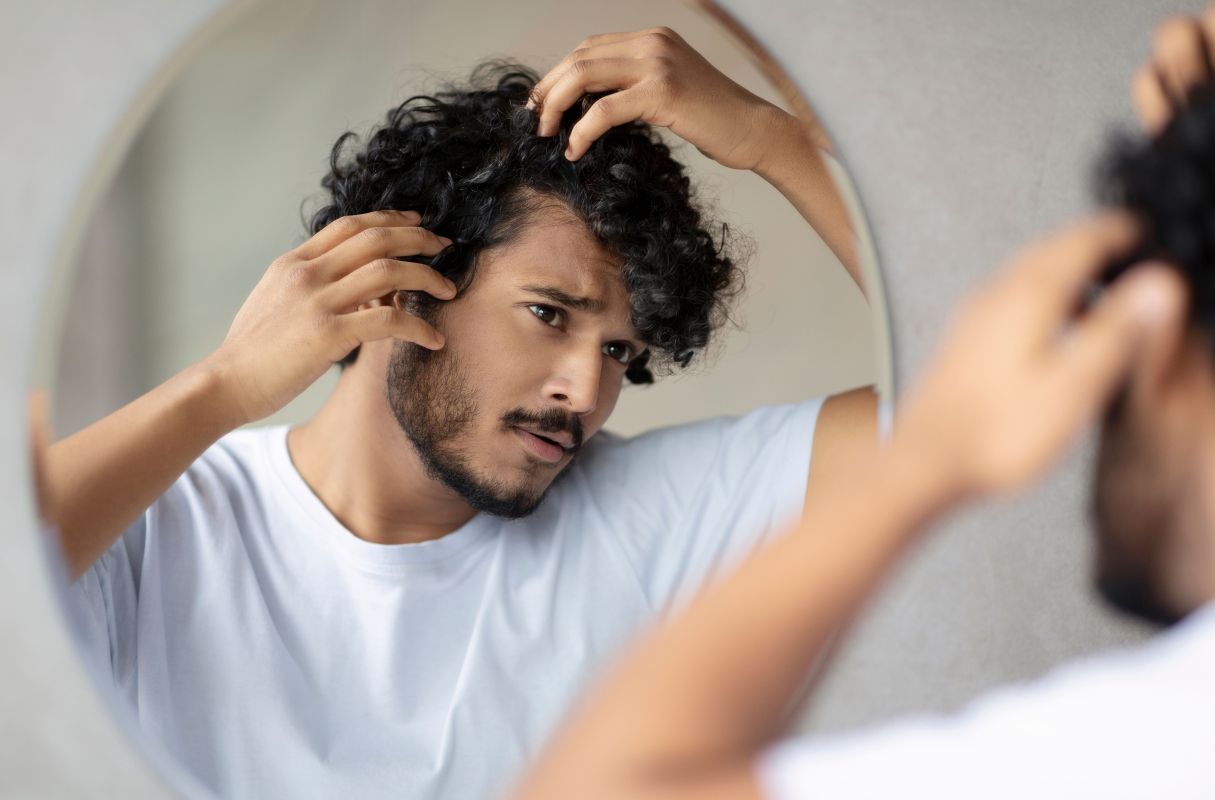 Hombre que no sabe qué significa soñar con piojos